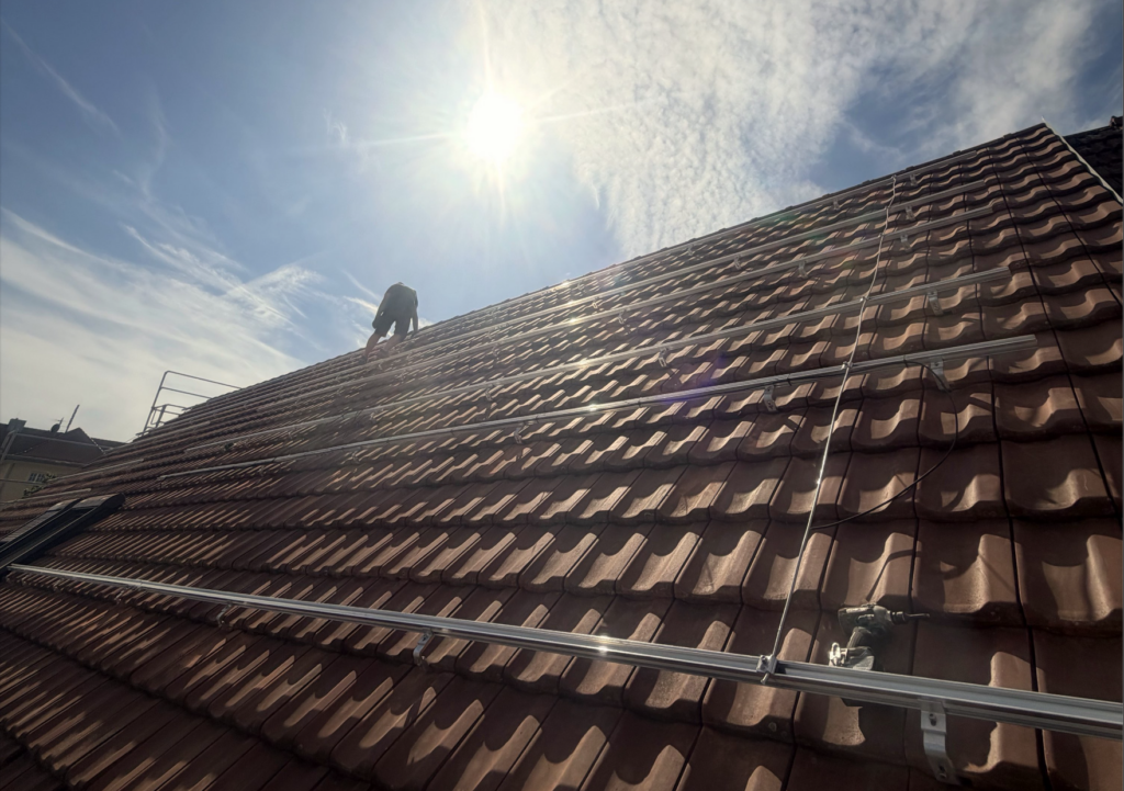 Montageschienen für eine Photovoltaikanlage auf einem Ziegeldach während der Installation