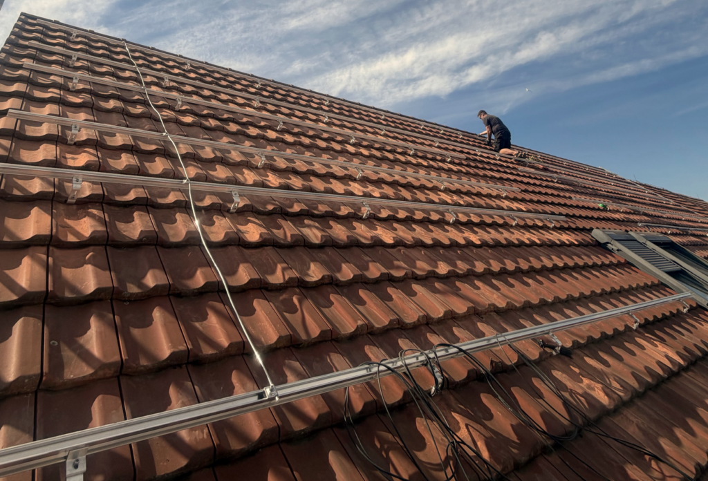 Unterkonstruktion einer Photovoltaikanlage mit montierten Schienen auf einem Ziegeldach