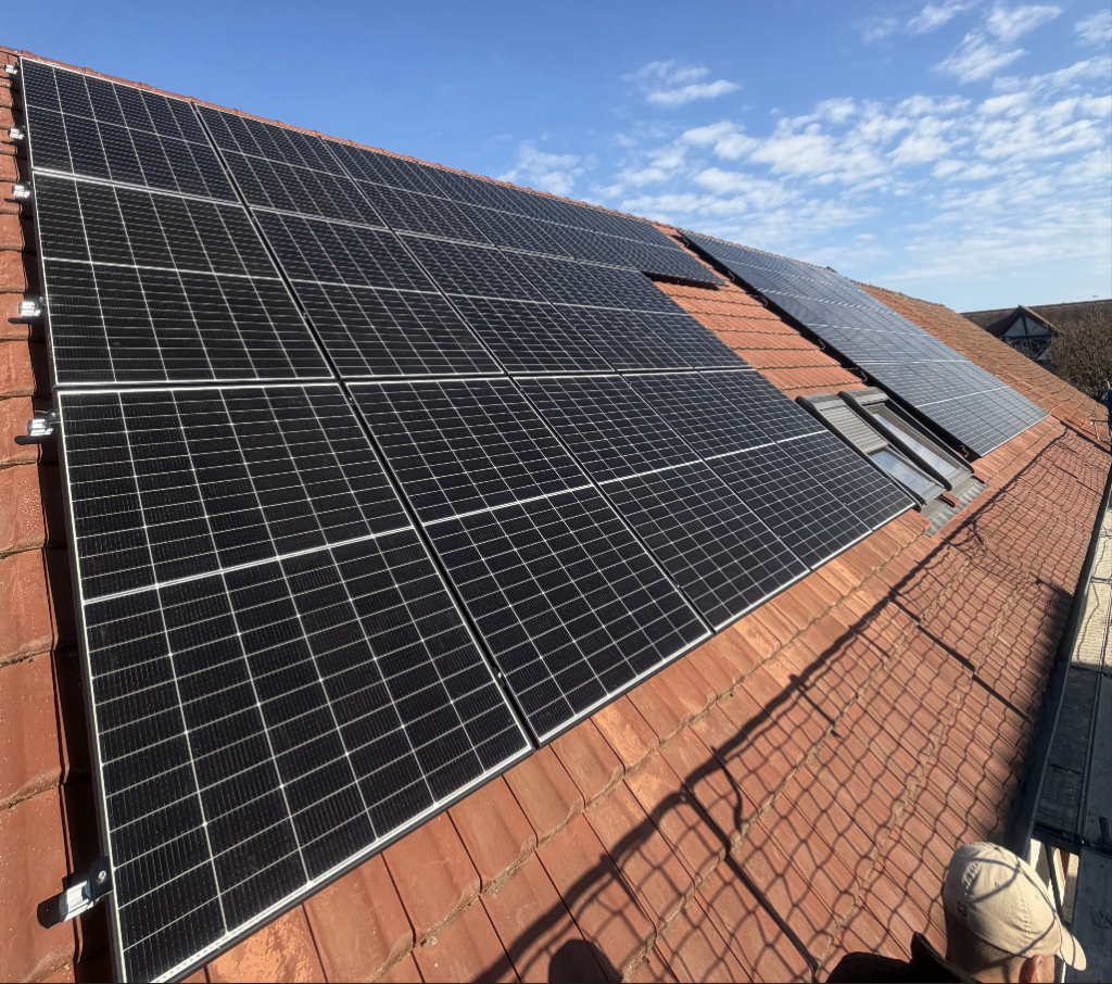 Fertig montierte Photovoltaikmodule auf einem Ziegeldach in Neuenburg am Rhein