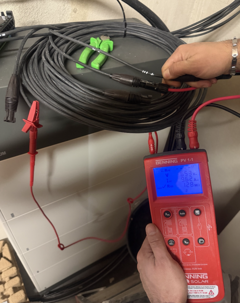 DC-Messung an einer Photovoltaikanlage mit dokumentierten String-Werten
