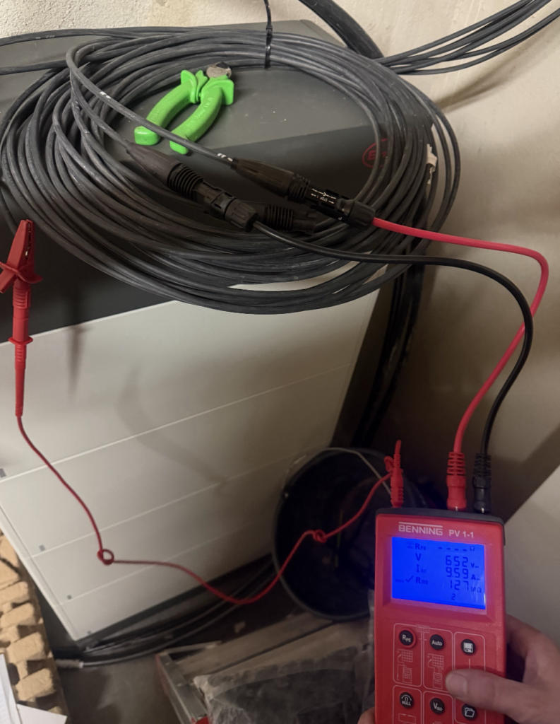 DC-Messung an einer Photovoltaikanlage mit dokumentierten String-Werten